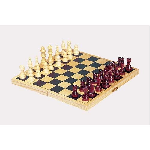 Schachspiel mit Holzfiguren
