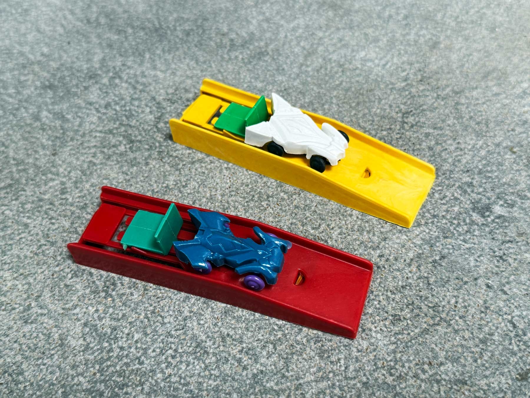 Rennauto mit Abschussrampe